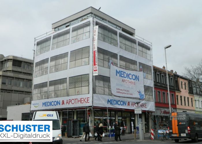 Ein vollflächiges XXL-Fassadenbanner während der Umbauphase der MEDICON-Apotheke in Erlangen - höchste Werbewirksamkeit garantiert!
